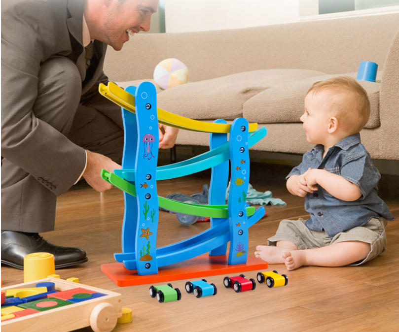 Buntes Holz-Gleitauto mit Rampe – Pädagogische Kinderspielbahn aus Holz mit abgerundeten Ecken für Jungen und Mädchen zur Förderung der geistigen Entwicklung